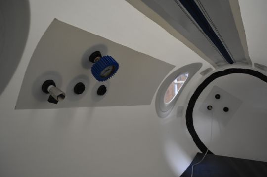 Internal view of 27-inch hyperbaric chamber (Internal gauge is an upgrade $ that is only available for 27-inch models)