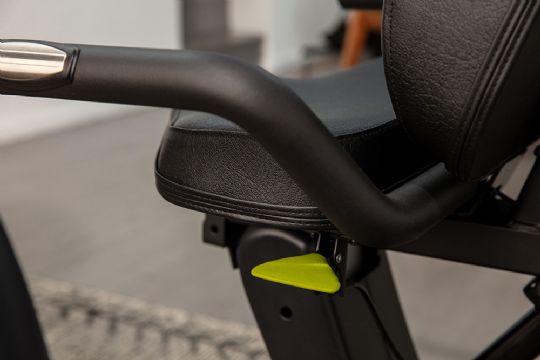 Ergonomically positioned handles with integrated heart rate monitors