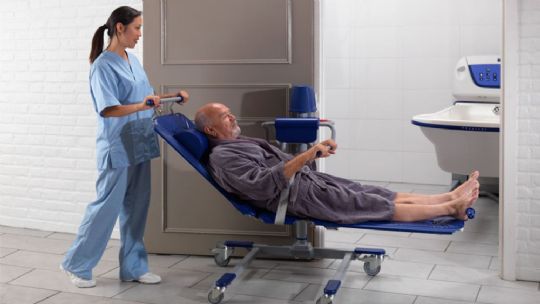Easily transfer patients to and from bathing areas