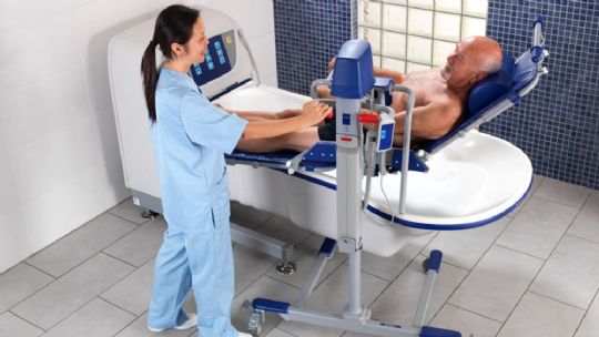 Lower patients down into tub for full immersion bathing