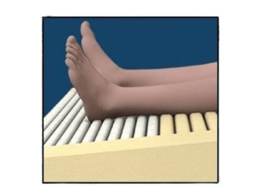 Heel Slope feature allows pressure redistribution, relieving the heels and avoiding pressure sores
