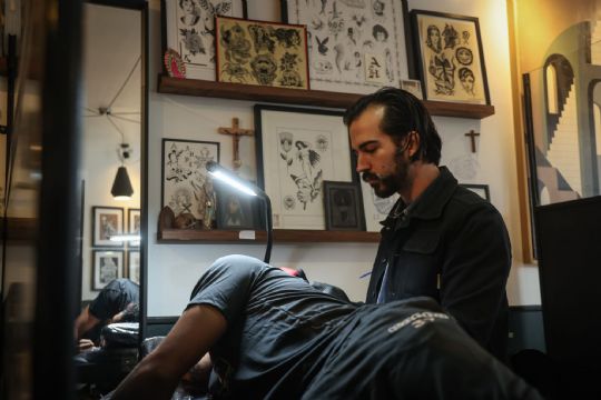 The table lamp is recommended for tattoo artists!