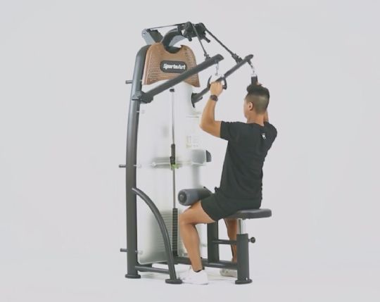 Image shows the N916 Independent Lat Pulldown during a demonstration