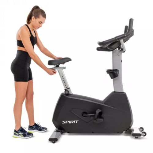 Spirit Fitness CU800 Shows how to adjust one's seat for varying height differences