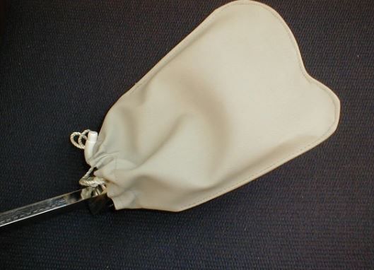 Drawstring pull keeps the cover secure on the stirrup