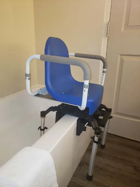 Rotating outlet bath chair