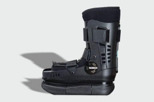 The Shoebaum Short features three loaded shock absorbers that evenly distribute pressure while walking.