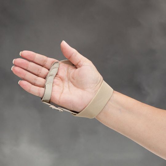 Fully cushioned, malleable metal finger stays conform for control and easy donning and doffing.
