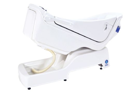 The bathtub lifts to provide the caregiver easy bathing access to the patient.
