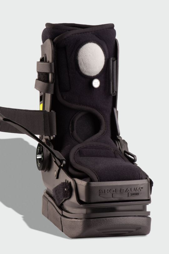 The Shoebaum Short includes a removable toe bumper that allows for practitioners to examine the foot of wearer without having the injured remove the boot completely. 