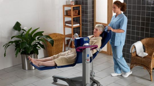 Allows a single caregiver to safely and easily perform all tasks of patient bathing