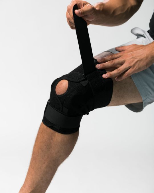 Aryse Purespeed Knee Brace fits either knee and is easy to put on and easy to adjust