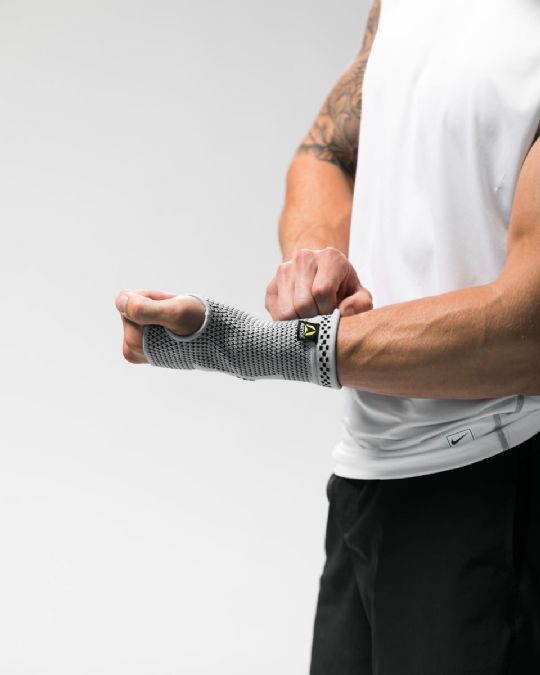 The Hyperknit Wrist Sleeve by Aryse is easy to apply