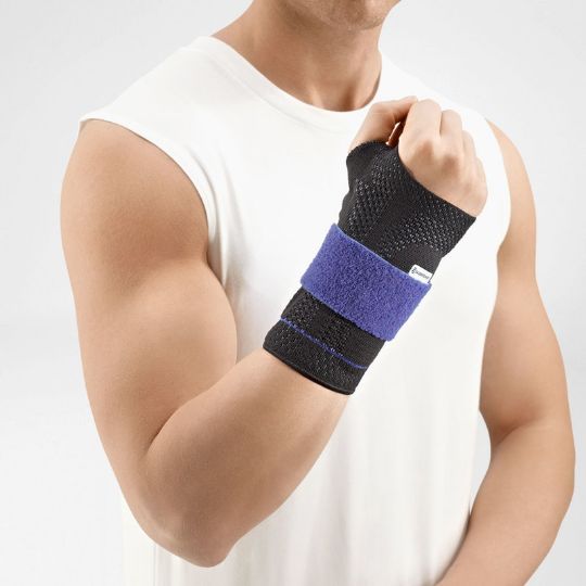 Black Color of the Bauerfeind ManuTrain Wrist Support 