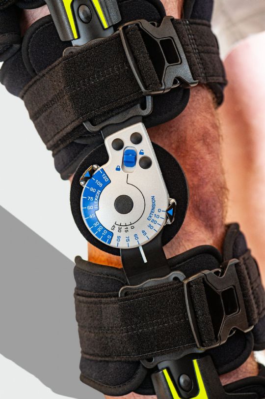 Ideal for ACL, MCL, PCL injuries, providing customizable immobilization and support