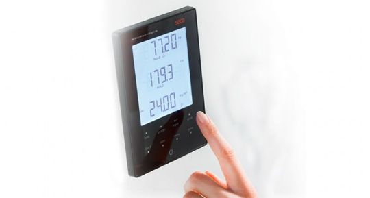 Three-line multi-function touch display shows height, weight, and automatically calculated BMI