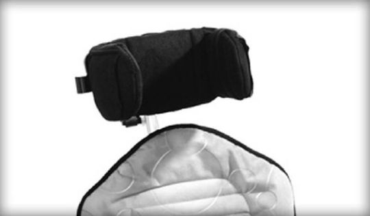 The flat headrest with laterals in black