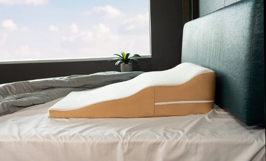 Side view of wavy contoured pillow