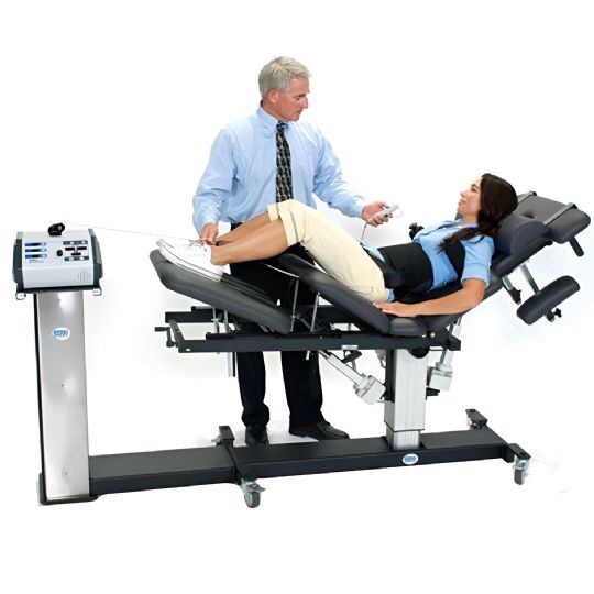 The only decompression table system featuring
bolster-less leg elevation with pelvic tilt which
pre-tensions posterior elements