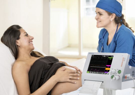 Monitors maternal heart rate, NiBP, SpO2