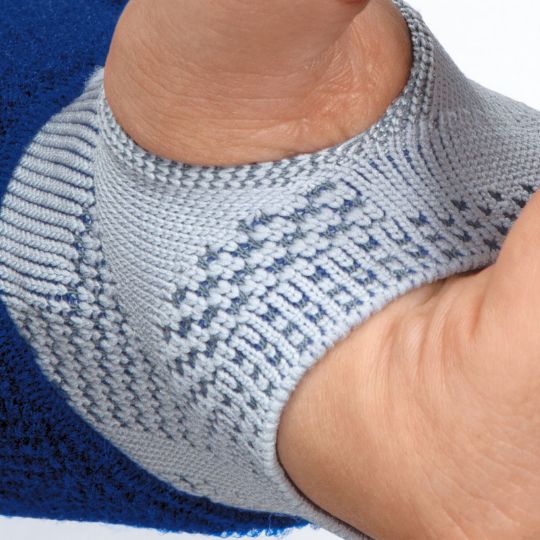 Seamless knit between thumb and index finger enables you to grip objects without irritation