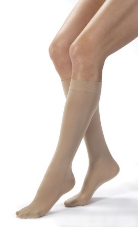 https://image.rehabmart.com/include-mt/img-resize.asp?output=webp&path=/imagesfromrd/BSN-115200-Jobst%20Opaque%20Knee%20High%20Moderate%20Compression%20Stockings_Swelling%20Edema_Lymphedema.jpg&newwidth=540&quality=80
