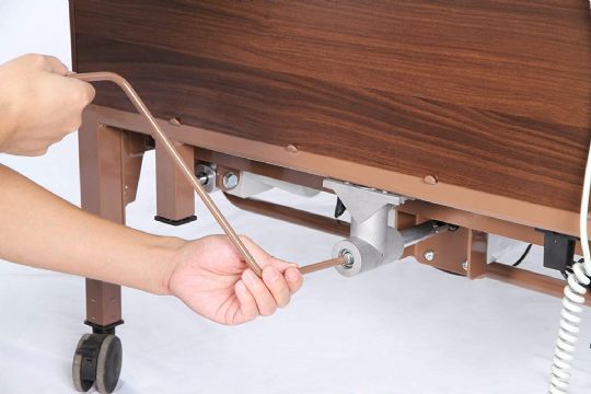 Detachable hand crank that allows the bed to be manually adjusted in case of possible power outages. 