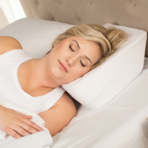 https://image.rehabmart.com/include-mt/img-resize.asp?output=webp&path=/productimages/fom-131-travel-therapeutica-foam-orthopedic-support-pillow-side-sleeping-eyes-closed-female-therapeutica_2000x2000_crop_center.png&maxheight=500&quality=80&newwidth=540