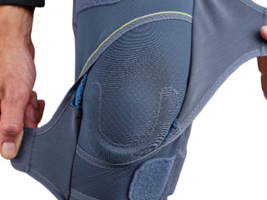 The U-shaped pad stabilizes your kneecap from both sides