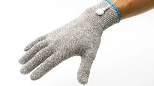 Easy to operate (glove in accessory kit)