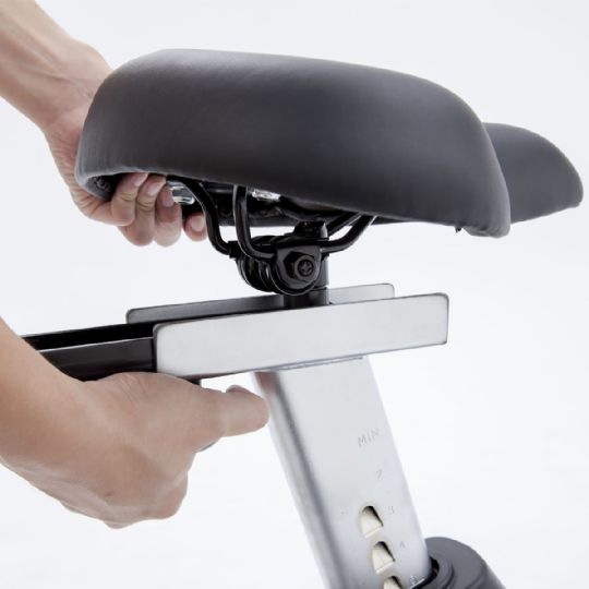 The fast adjustment lever provides infinite seat settings (fore/aft/up/down)